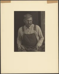 [James Duff, en spelman, Hazard, Kentucky, Holding Tools]