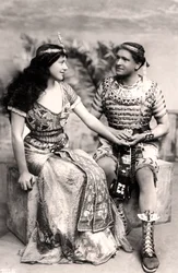 Ruth Vicent 1877-1955 och Roland Cunningham i en scen från Amasis, tidigt 1900-tal.