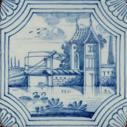 Delfts kakel som visar en vindbro över en kanal, 1800-talet