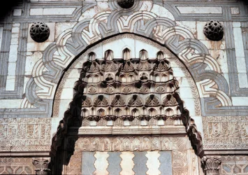 Detalj av ingångsportalen till den islamiska skolan (ca 1251)