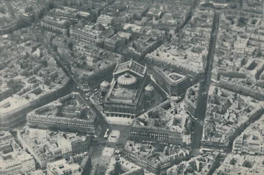 Centralt arkitektoniskt inslag i Paris förstärkt av framsyn i gatudesign, c1935