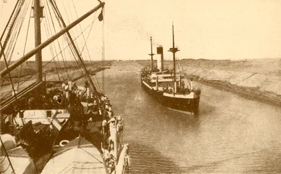 Ångare passerar i Suezkanalen, c1930.