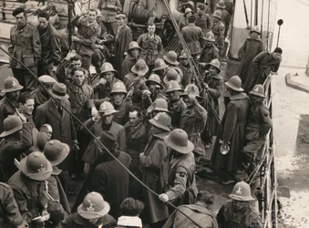 Albumet "MVSN- Blackshirts": Arbetarfascister, inramade i århundraden, på väg till AOI (Italienska Östafrika) till Genua (svart/vitt foto)