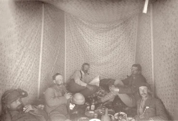 Medlemmar av Arabah Survey-expeditionen i sitt tält, 1883