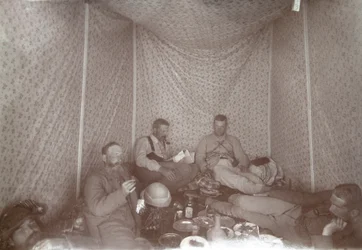 Medlemmarna i Arabah Survey-expeditionen slappnar av i sitt tält, 1883, svartvitt foto