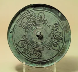 Spegel med sammanflätade drakar, östra Zhou-dynastin, krigande stater, 475-221 f.Kr. (brons)