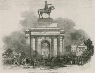 Den stora Wellington-statyn och bågen som den ser ut från Constitution Hill.