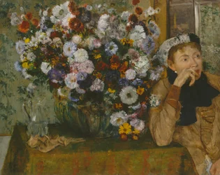 En kvinna som sitter bredvid en vas med blommor