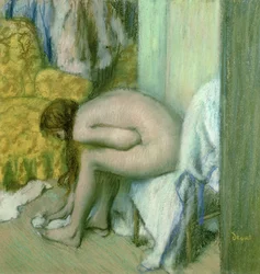 Efter badet torkar kvinnan sin vänstra fot