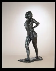 Dansare i vila, händerna på höfterna, höger ben framåt, ca. 1881-1890 cast 1919-1925.