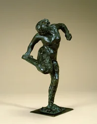 Dansare som håller sin fot, ca 1900-10 (brons)