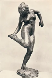 Dansare tittar på sin högra fotsula, c1900