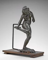 Dansare tittar på sin högra fotsula, ca. 1890-talet.