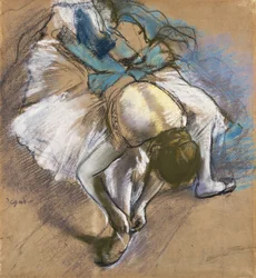 Dansös tar på sig sina skor; dansös knyter sin balettsko, ca 1880-1885