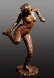Dansare håller foten, skulptur av Edgar Degas