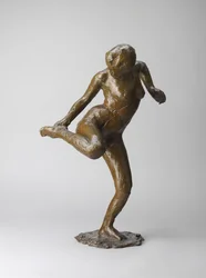 Dansare tittar på sin högra fotsula (brons med en blek brun patina. Ihålig, tappad vax, gjuten)