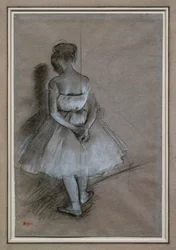 Dansare stående, händerna i kors bakom ryggen. 1874. Blyertspenna, vita gouache-höjdpunkter på papper. David Lachenmanns samling.