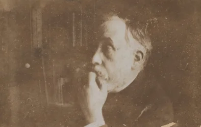 [Självporträtt i biblioteket Hand to Chin], troligen 1895.