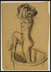 Kvinna som står i ett badkar, ca 1890-92