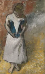 Kvinna som står framifrån och spänner sin korsett, ca. 1883