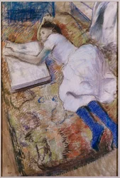 Ung flicka sträckte ut och tittade på ett album, c.1889