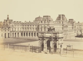 [Arc de Triomphe du Carrousel och Cour Napoléon, sedda från Tuilerierna, Louvren, Paris]