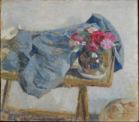 Röda rosor och tyger på ett bord, 1900-1901.