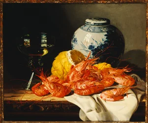 Räkor, en skalad citron, ett glas vin och en blåvit ingefäraburk på ett draperat bord