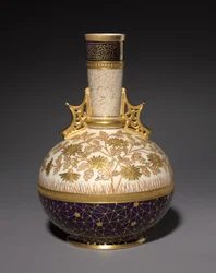 Vas, gjord av Faience Manufacturing Company, USA, ca 1884-1887