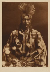 [En piikani-man i traditionell klädsel]