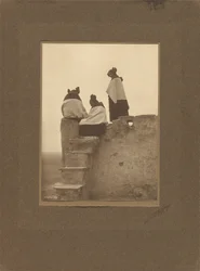 [Hopi, betraktar dansarna]