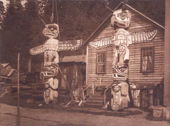 Snidade stolpar vid Alert Bay, British Columbia