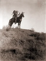 Absaroke Warrior on Horseback av Edward S. Curtis, ca 1910 (silvertryck)