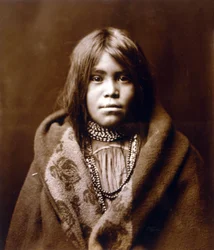 En Apache-tjej, ca. 1903, foto Edward S. Curtis