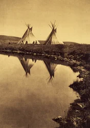 Vid vattenkanten: camp piegan vid kanten av en vattenförekomst. Foto taget från volym 6 av uppslagsverket publicerat av Edward S. Curtis (1868-1952) om indianerna i Nordamerika, med ett förord av Theodore Roosevelt. Mellan 1907 och 1930, 20 volymer vi