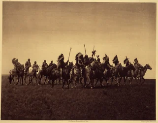 Brate krigsfest. Ett band av Sioux Brules spelar om en räd mot fienden. Foto taget från volym 3 av Edward S. Curtis uppslagsverk (1868-1952) om nordamerikanska indianer, med ett förord av Theodore Roosevelt. Mellan 1907 och 1930 publicerades 20 band