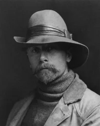 Edward S. Curtis (1868-1952) amerikansk fotograf som arbetade under beskydd av JohnPierpontMorgan, han var intresserad av indianer och publicerade ett slags uppslagsverk om dem ("The North American Indian")