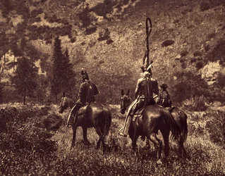 I Black Canon. Apsaroke, utan att uteslutande vara bergsbor, älskade alltid kullarna och föredrog monotona ängar... skogarnas skugga och de klara floderna. Fotot visar seden att bära ett pannband bakom huvudet eller han