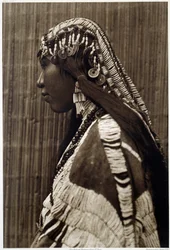 Indian of America: "" Portrait of Indian Girl"" Fotografi av amerikanen Edwards Curtis (1868-1952), 1900-talet. La Rochelle, New World Museum