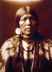 Indisk kvinna Hustrun till Ow High, ca. 1905, foto Edward S. Curtis