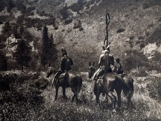 Amerikanska indianer av apsarokestammen i Black Canyon, USA