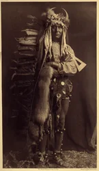 Iron Brest, Piegan. Dräkt för en medlem av Bulls, ett före detta sällskap som har försvunnit i många år Foto från volym 6 av uppslagsverket publicerat av Edward S. Curtis (1868-1952) om indianerna i Nordamerika, med ett förord av Theodore Roosev