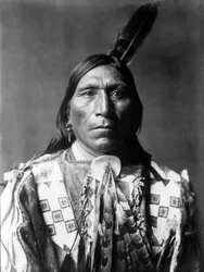 Little Hawk, Brule man, South Dakota, ca. 1907, foto Edward S. Curtis
