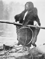 Nootka-indian med valfångarharpun, ca 1900 (s/v-foto)