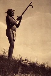 Bön till mysteriet. När man bad henne erbjöds pipan alltid till Grand Manitou genom att höja den till himlen. Vid tillbedjarens fötter finns en buffelskalle, som symboliserar andan hos djuret som indianerna var så beroende av. Mannen vi ser jag