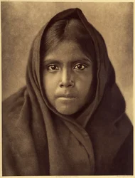 Qahatika tjej. Ung Qahatika flicka. Dessa ökenindianer bor cirka 60 kilometer från Pimasreservatet (Arizona). Foto taget från volym 2 av Edward S. Curtis uppslagsverk (1868-1952) om nordamerikanska indianer, med ett förord av Theodore Roosevelt. B