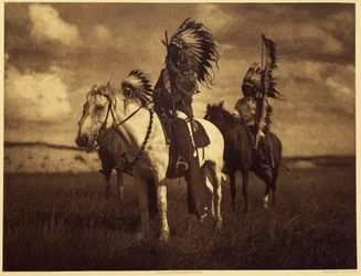 Sioux-hövdingar. Mycket ofta bildade två eller tre män en krigstrupp och lämnade i veckor eller månader. Ibland kom de tillbaka med hårbotten, hästar eller kvinnor. Sedan, oavsett storlek, visste krigstruppen nederlag och det fanns ingen överlevande att be