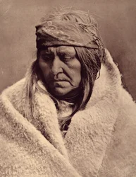 Två Björn, piegan kvinna. När det gäller dagens och morgondagens Piegans, måste vi vara mycket optimistiska för att finna hopp i deras nuvarande situation. Löftet om ett bättre liv, som civilisationen alltid hade gett dem, var ett tomt skal. Foto taget