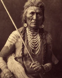 Wolf, Indian Apsaroke (Wolf - Apsaroke också ibland skrivet Absaroke) Foto taget från volym 4 av uppslagsverket publicerat av Edward S. Curtis (1868-1952) om indianerna i Nordamerika, med ett förord av Theodore Roosevelt. Mellan 1907 och 1930, 2