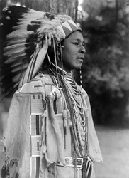 Ungdom i semesterdräkt, Umatilla, ca. 1910, foto Edward S. Curtis